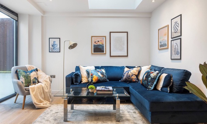 Angel Apartment | The Modern Nest: Chic 2BR Oasis in the City