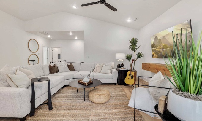 Downtown House | The Monroe - Modern Townhome - 1 mi to DT