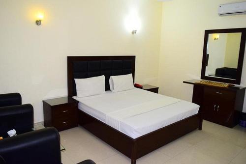 Lahore Hotel | The Moonlight Guest House LHR