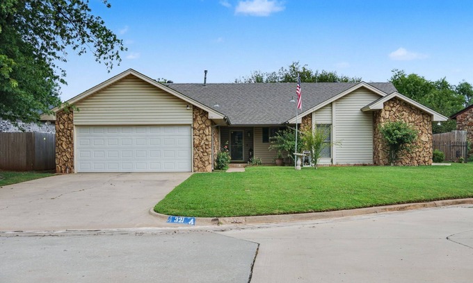Moore House | The Moore Retreat - Quiet House with a Pool