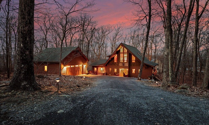 Pedlars Edge Ski Chalet | The Moose Lodge-Hot Tub/Game Room/Fire Pit/Grill/Walk to Slopes-0.7mi to Lodge