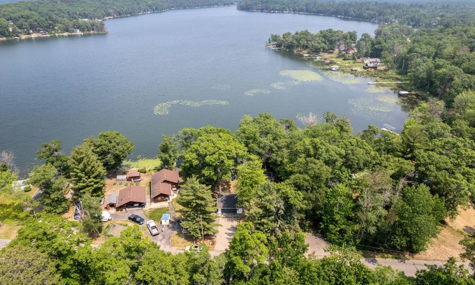 Motley House | 'The Motley Crew Haus' Northern MN Updated Lake House - 100 feet of lakeshore!