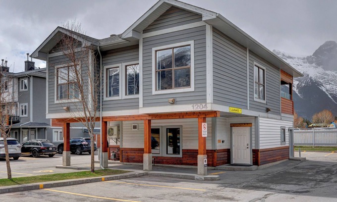 Canmore House | The Mountain View | Amazing Views, Private Hot Tub, Centrally Located