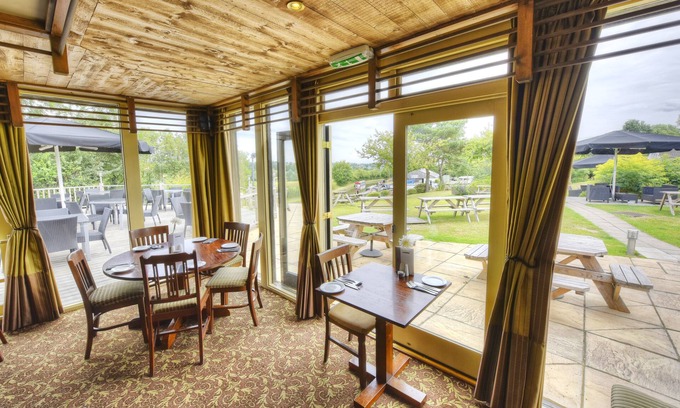 Pottersbury Hotel | The Narrowboat At Weedon