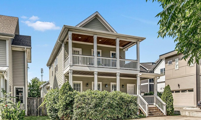 The Nations House | The Nations Farmhouse - King Bed & Backyard Deck - Less than 10 min to Broadway!