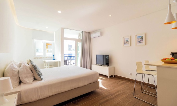 Linda-a-Velha Hotel | The Navigator - Ocean Heights