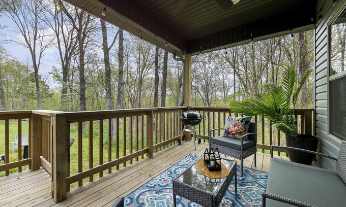 Bella Vista House | The Nelson~Peaceful Wood setting!