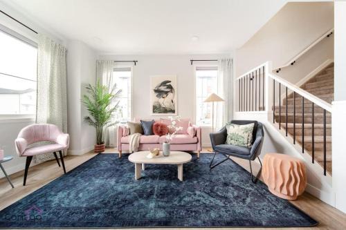 Southwest Edmonton House | The Nest, 3BR, AC, Near YEG Airport, King Bed!