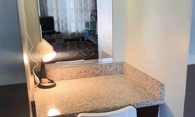 Moreno Valley Apartment | The New Star Motel with Studio-Kitchens: 1950s Extended-Stay Lodging and Retreat Center