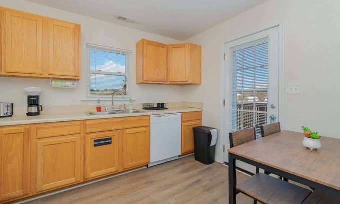 Buckroe Beach Apartment | The North Hampton Suite B / 3 minute walk to beach