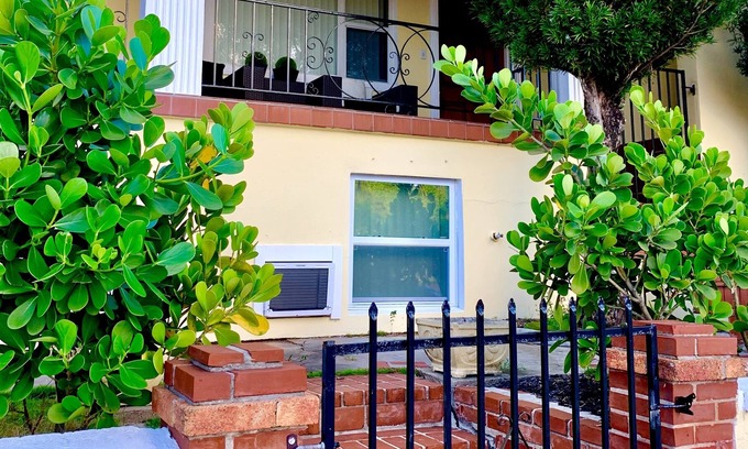 Southwest House | The Nottingham - 8-bedroom Compound - (+Parking)