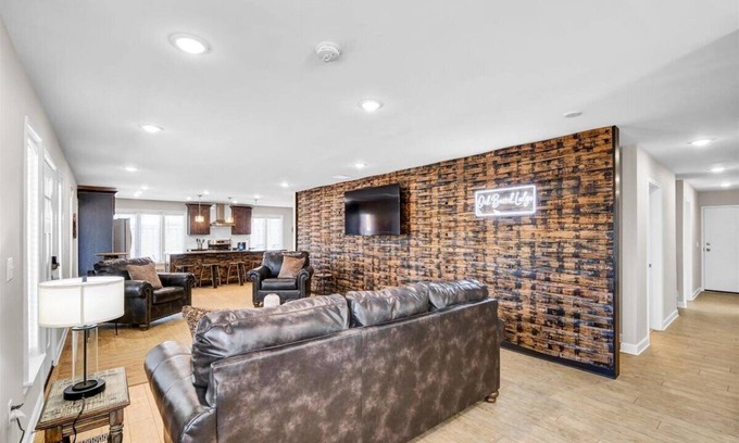 Clarksville House | The Oak Barrel Lodge near Downtown Louisville