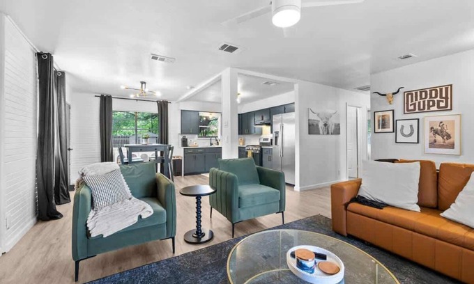 Georgetown House | The Oak on 6th Walk to the Georgetown Square