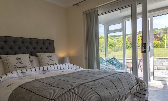 Prestatyn House | The Oaks - A fabulous 2 bedroom family holiday bungalow in Prestatyn North Wales , close to the b...