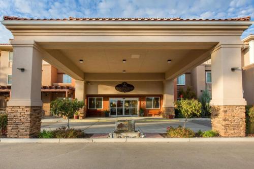 Paso Robles Hotel | The Oaks Hotel & Suites