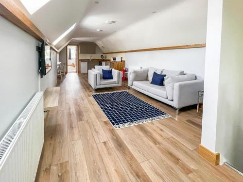 Child Okeford House | The Oaks - Uk33998