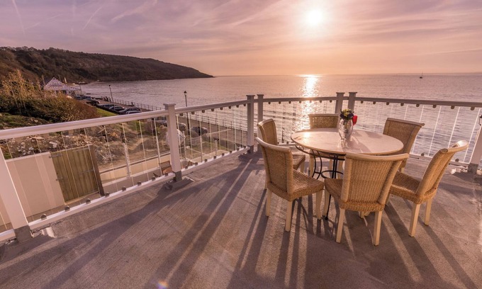 Totland Bay Apartment | The Observation Apartment