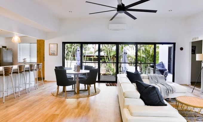 Agnes Water House | The Ohana Hut - 2 bed 2 bath Air conditioned home in town center - walk to beach