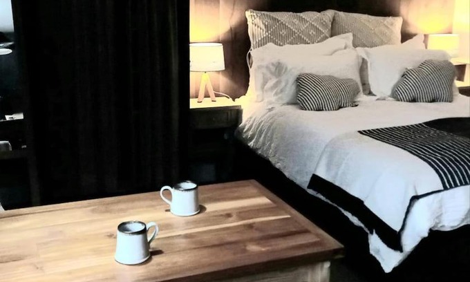 Chichester House | The Old Barn Annexe, cosy stay, close drive to city, beach, South Downs & Goodwood