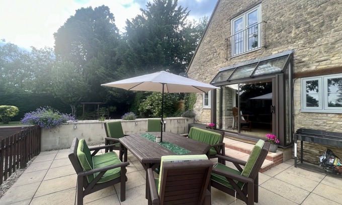 Witney House | The Old Coach house- a delightful home from home