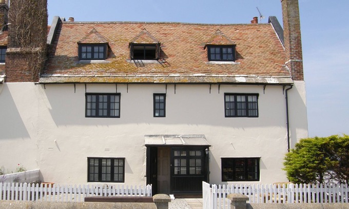 Mudeford Cottage | 'The Old Customs House', character cottage on Mudeford Quay