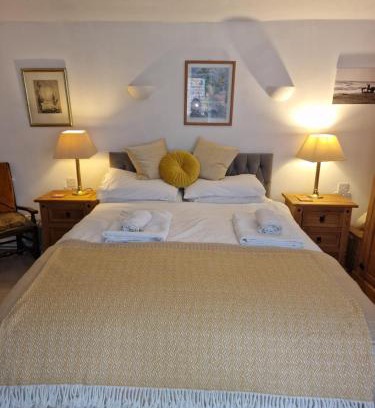 New Forest District House | The Old Dairy, comfy 1 bedroom apartment with lounge,bathroom and kitchenette near town, pubs and walks