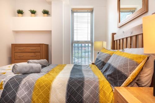 Newbury Apartment | The Old Library - Modern Apartment near the Train Station and Racecourse