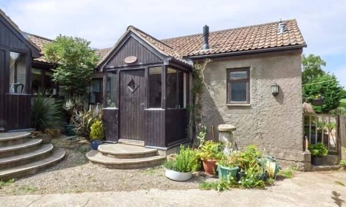 Barrow Gurney Cottage | THE OLD PARLOUR, family friendly, character holiday cottage in Regil