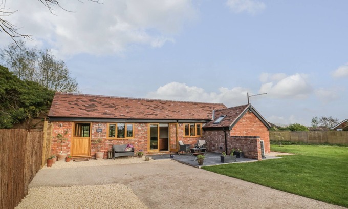 Defford Cottage | THE OLD PIGGERY, pet friendly, character holiday cottage in Defford
