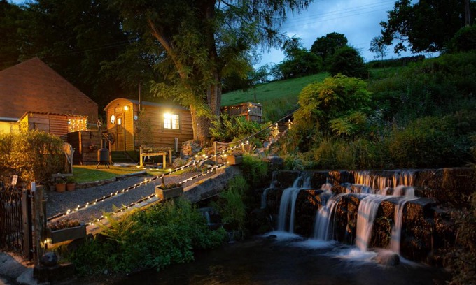 Upper Hulme Ski Chalet | The Old Pumphouse Shepherds Hut with Hot Tub