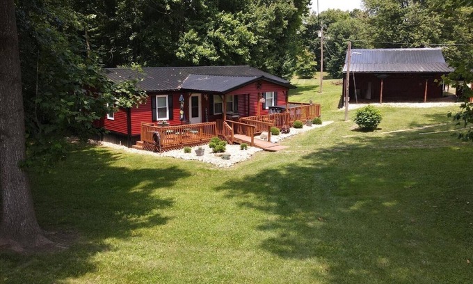 Stockdale House | The Ole' Farmhouse w Guest Suite and Hot Tub