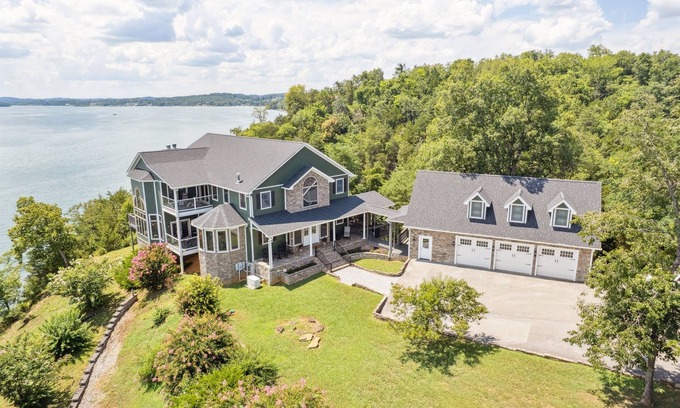 Dandridge House | The Overlook on Douglas Lake (Waterfront Luxury)