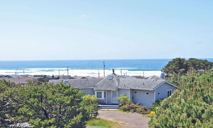 Bayshore House | The Pacifica House! Breathtaking Ocean View, Hot Tub, Fireplace, Dog Friendly!