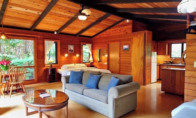 Volcano Apartment | The Pacifica Inn The Volcano Room