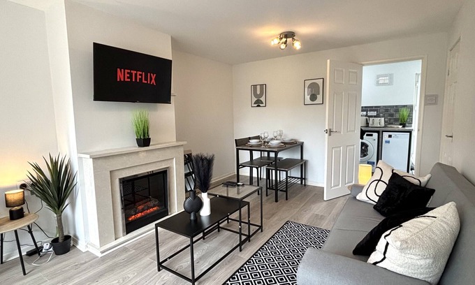 Braunstone House | The Packhorse Townhouse - Private Parking/Wifi