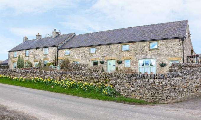 Peak District National Park Cottage | THE PARLOUR, family friendly, with a garden in Tideswell Moor