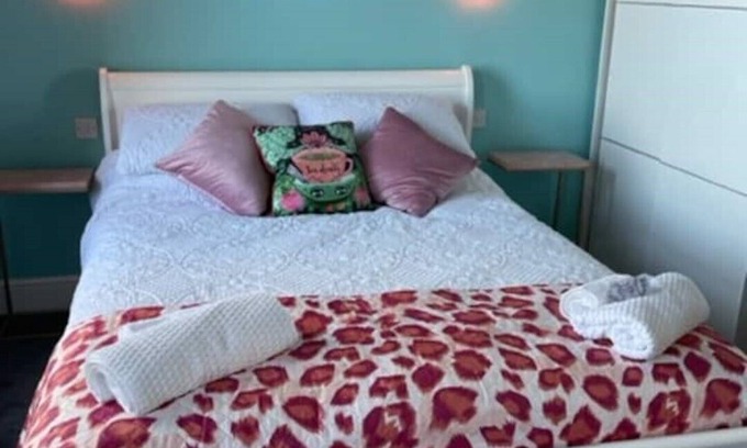 Eastbourne City Centre Apartment | "The Parlour" Seafront Apartment