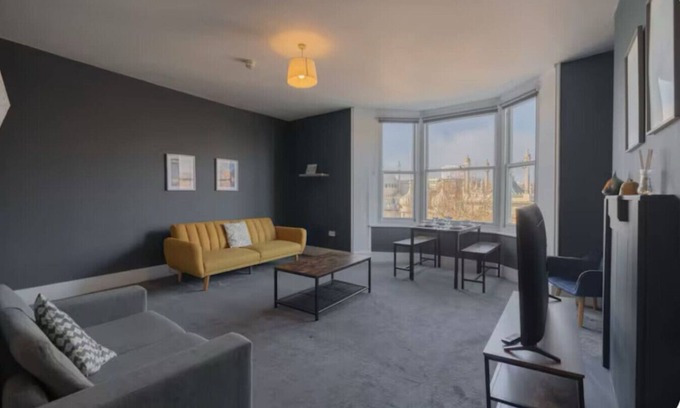 Brighton City Centre Apartment | The Pavilion Home | Sleeps 10 | FREE Parking