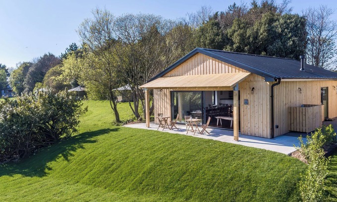 Llantwit Major Cottage | THE PAVILLION, family friendly, with open fire in Llantwit Major