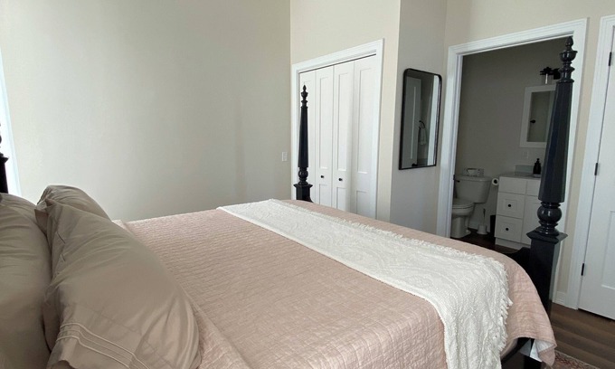 Sabula Apartment | The Pearl, Full Loft Apartment across from city Mississippi dock