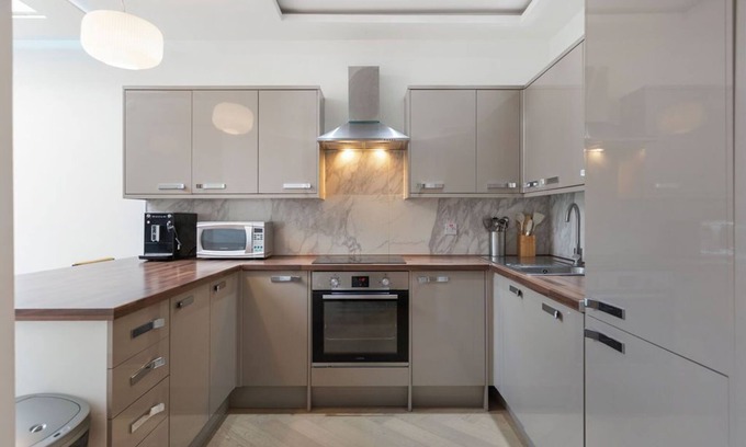 Kilburn Apartment | The Pearl - Luxury 5* Home with Park View