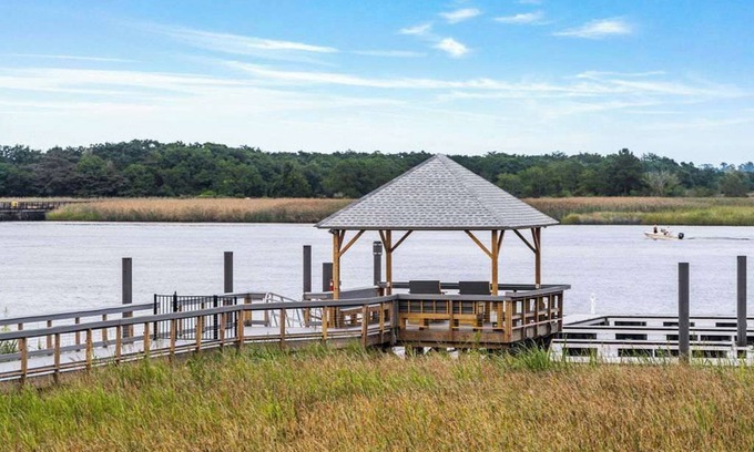 Georgetown House | The Pelican | Clubhouse, Pool, + Boat Slip!