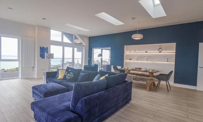 Scarborough Apartment | The Penthouse