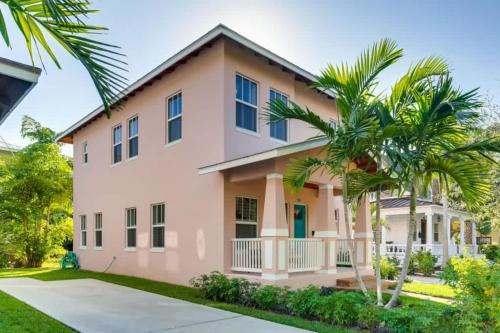 Grandview Heights House | The Pink House - Bask in Style Steps from the Convention Center