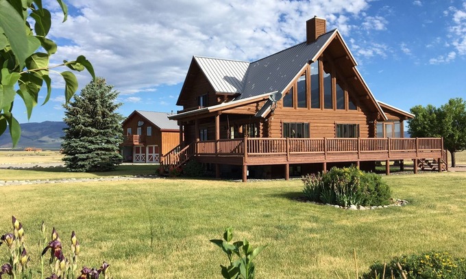 Livingston House | The Pleasant Pheasant ~ Single/Multi-Family Retreat - 20 Acres