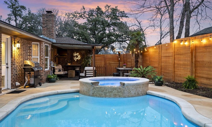 West Oak Hill House | The Pool & Gaming Austin Retreat · 3 Bedroom Home, Pool, Hot Tub, Arcade & More