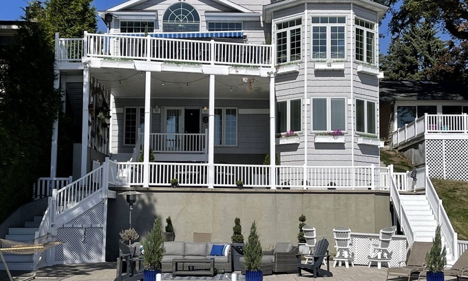 Syracuse House | The Premier Syracuse Lake Wawasee lakefront home, sleeps 20, new furniture