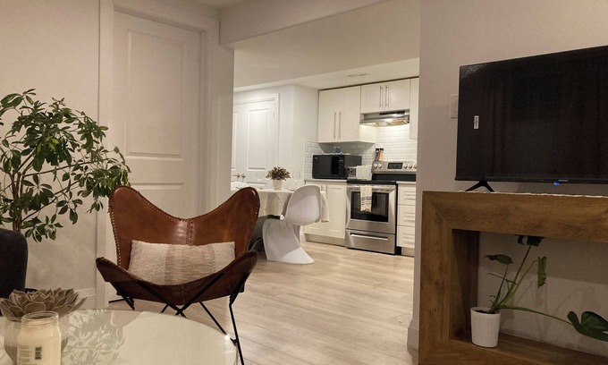 Bridgeport West Apartment | The Prof's Place: Unique Boutique