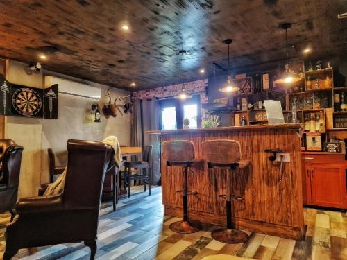 Patchway Apartment | The Pub - Unique & Authentic Experience - Free Parking!, 5 minutes from Airbus and The Mall Cribbs