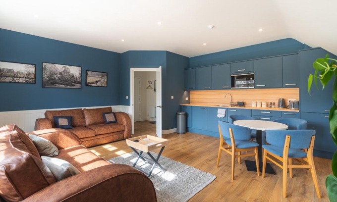 Leatherhead Apartment | The Queen Stage